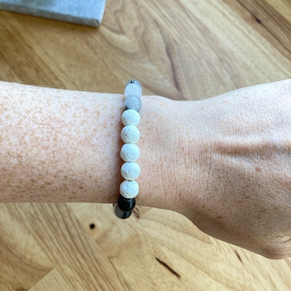 Lava rock diffuser bracelet with natural rutilated quartz stone beads - Picture 3 of 5